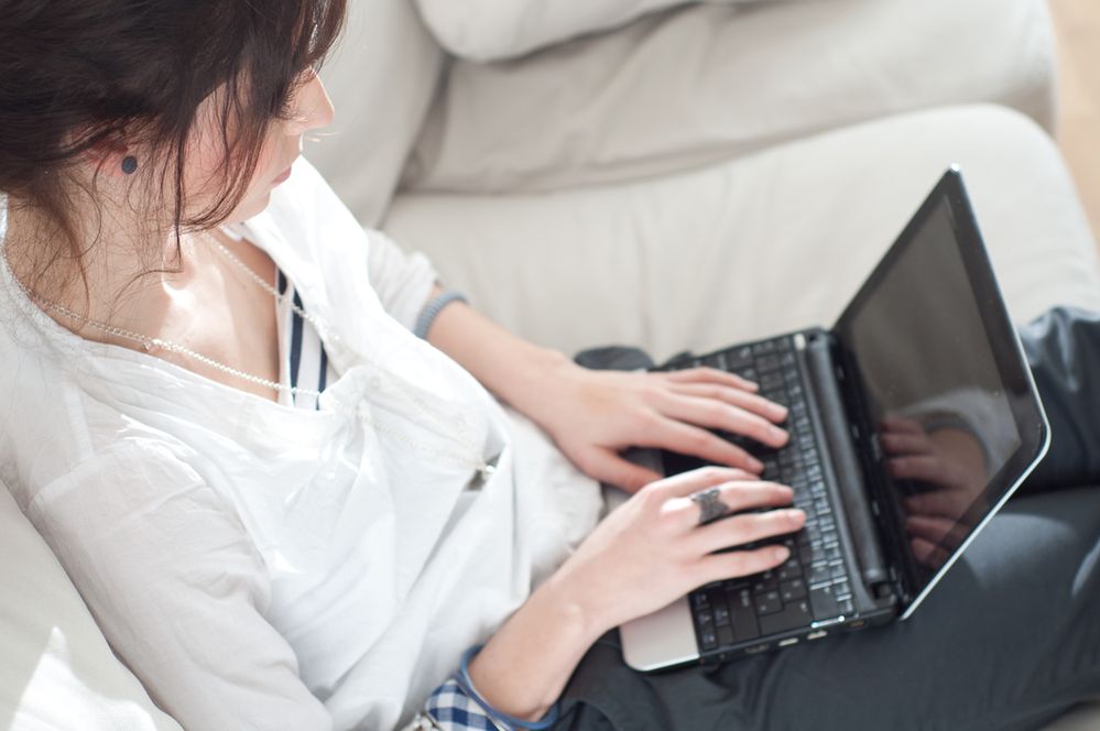 Zdjęcie kobiety z laptopem pochodzi z serwisu Shutterstock