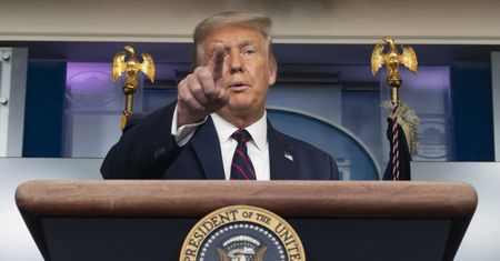 Wybuch w Bejrucie. Donald Trump mówi o ataku. "To była bomba"