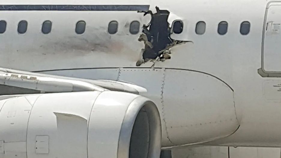 Uszkodzony przez bombę, somalijski samolot pasażerski
