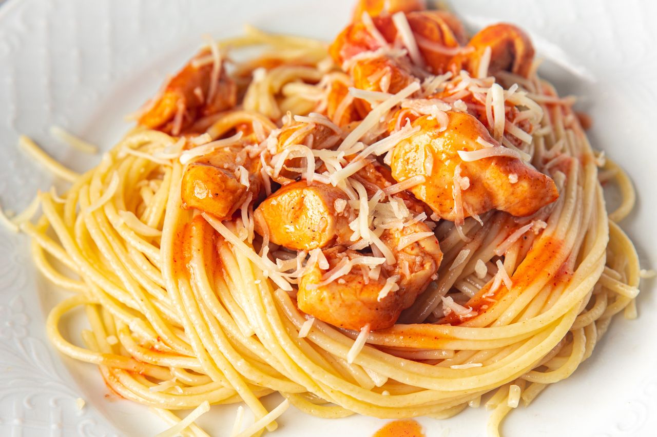 Aromatyczne spaghetti z kurczakiem curry, rodzynkami i mlekiem kokosowym