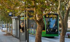 Samochód wjechał w przystanek tramwajowy. 25-latka w ciężkim stanie