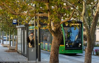 Samochód wjechał w przystanek tramwajowy. 25-latka w ciężkim stanie