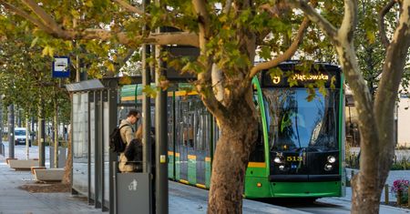 Samochód wjechał w przystanek tramwajowy. 25-latka w ciężkim stanie