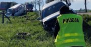 Zderzenie dwóch aut pod Warszawą. Ratownicy uwalniali zakleszczonego kierowcę