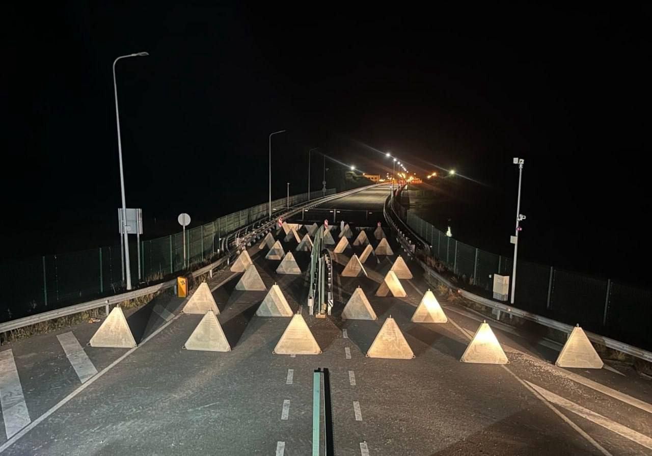 Fortifications on the bridge "supported by firepower". They fear Russia.