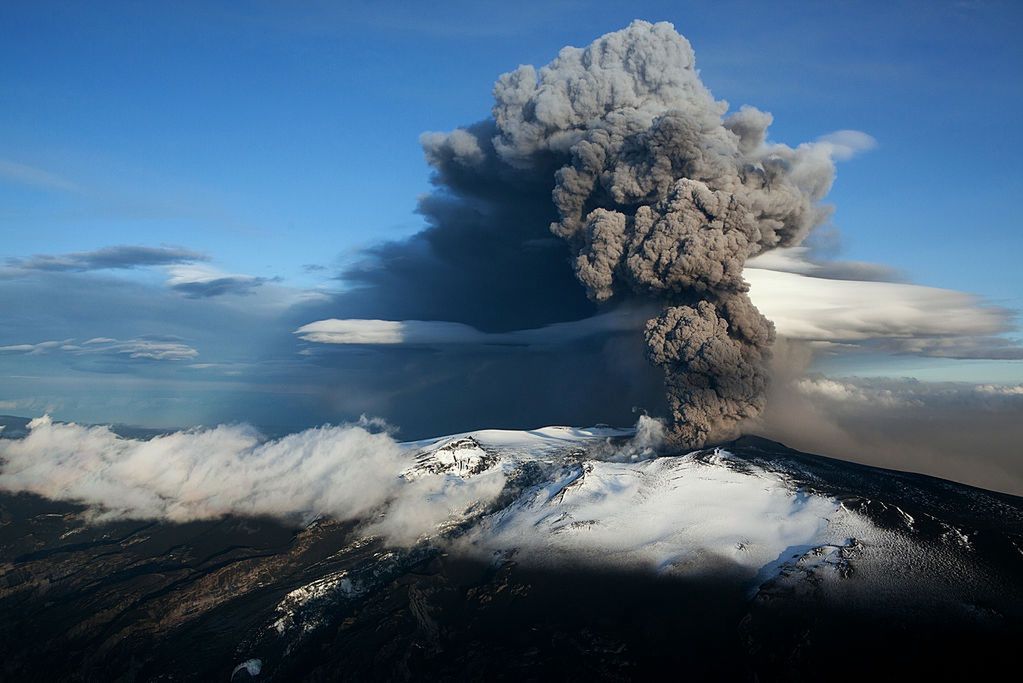 Erupcja wulkanu Eyjafjallajökull - zdjęcie ilustracyjne 