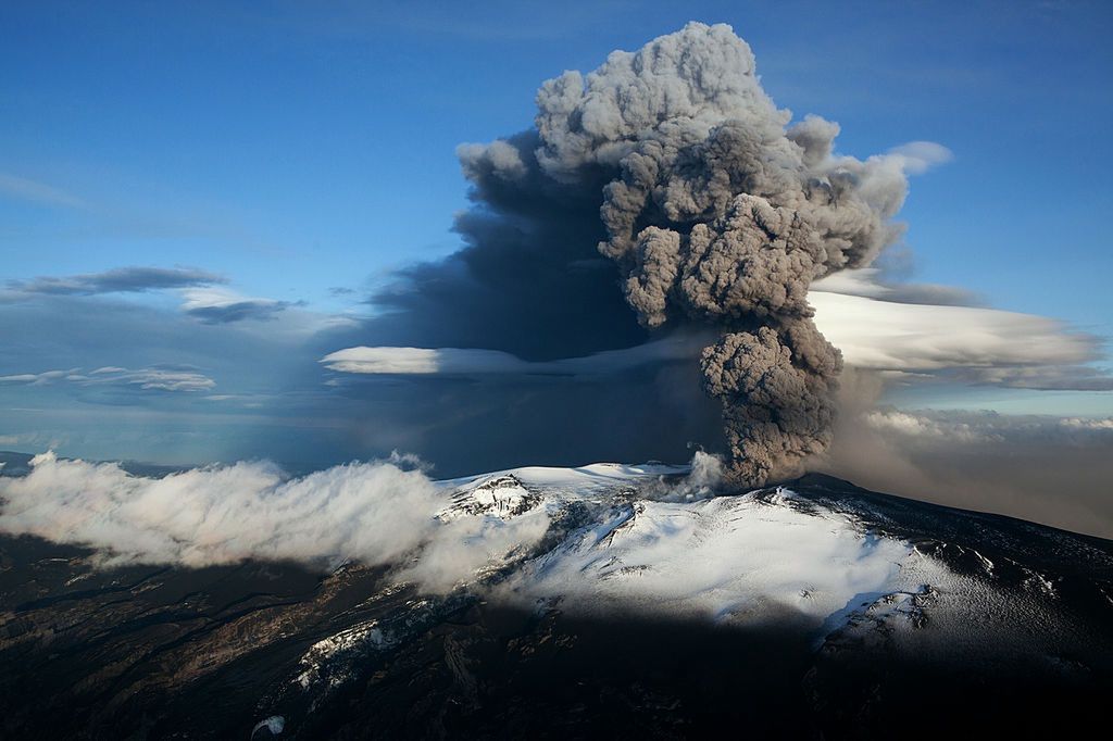 Erupcja wulkanu Eyjafjallajökull - zdjęcie ilustracyjne 