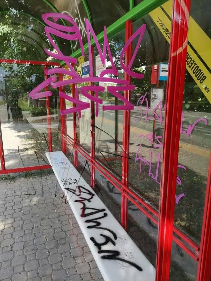 wiata przystankowa pomalowana graffiti