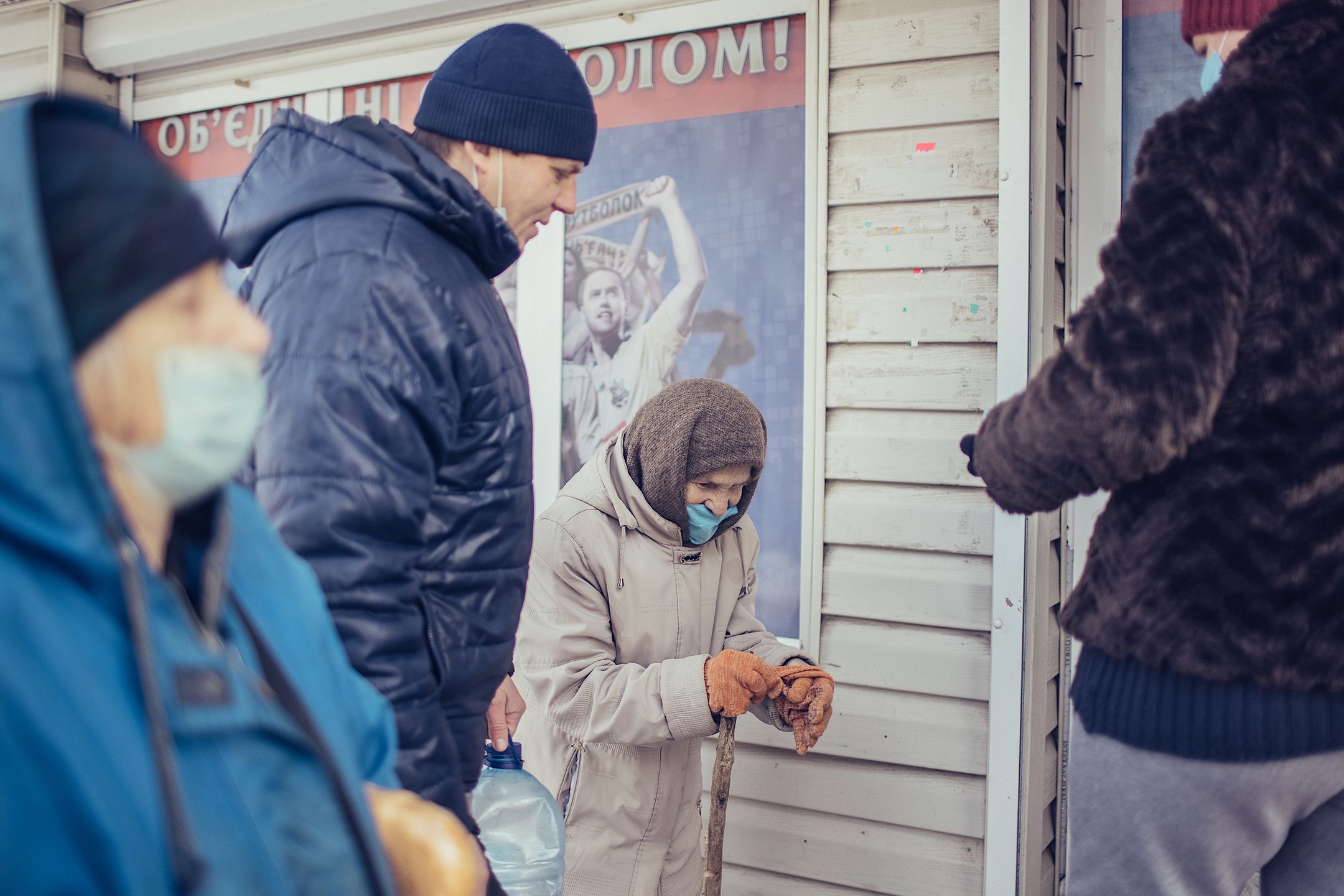 Kolejka przed sklepem w Sopynie