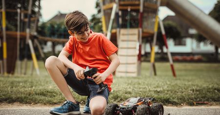 Zabawki i akcesoria dla małego programisty. Jaki sprzęt pomoże dziecku w nauce programowania?