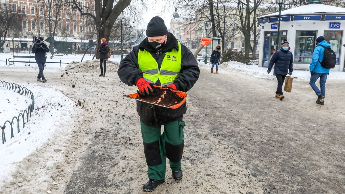 Drogi w Krakowie posypywane fusami z kawy (fot. Krakow.pl)