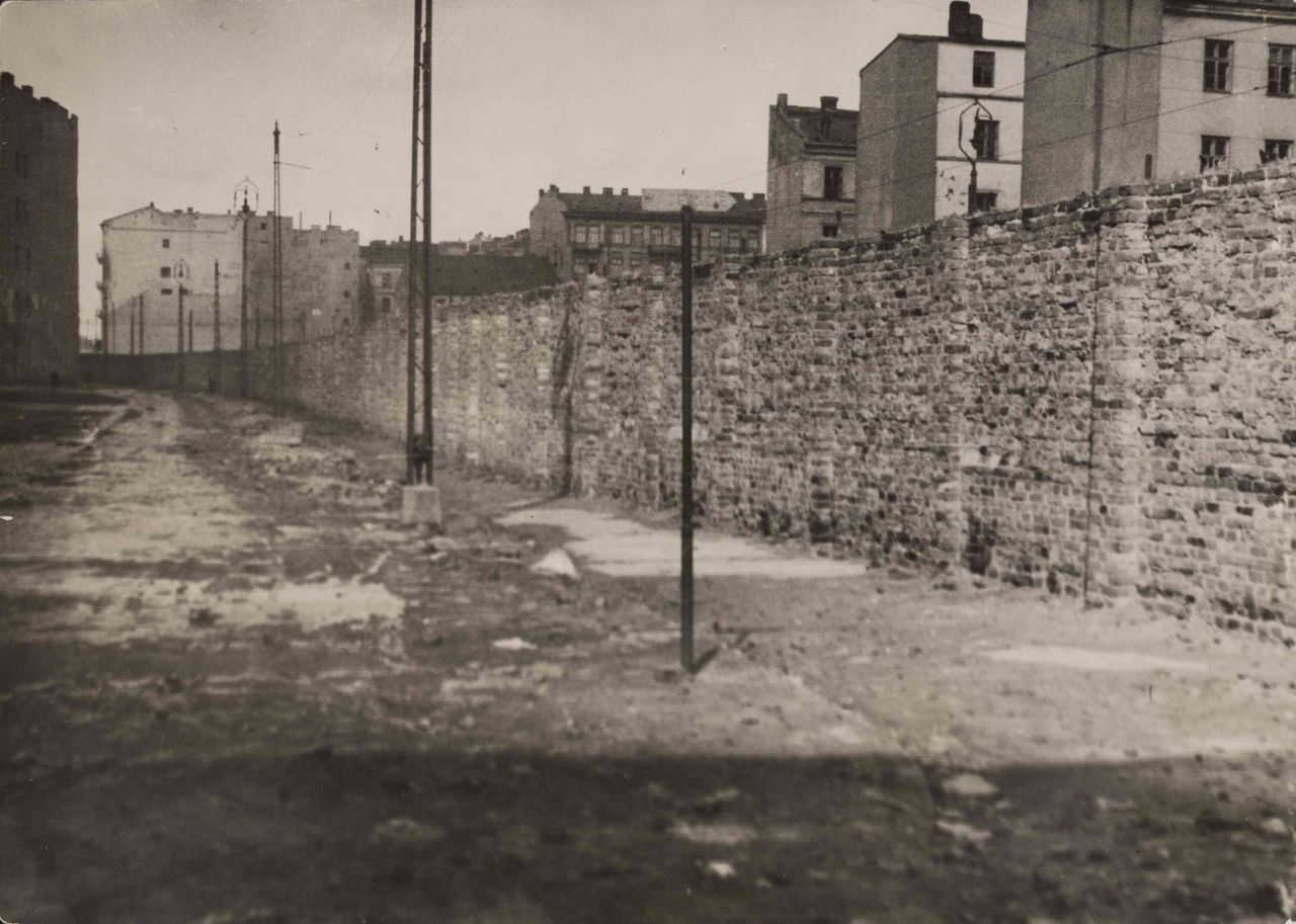 Getto warszawskie, mur na ulicy Bonifraterskiej, 1940-1942, Autor nieznany. Archiwum Ringelbluma, zbiory Żydowskiego Instytutu Historycznego im. E. Ringelbluma.