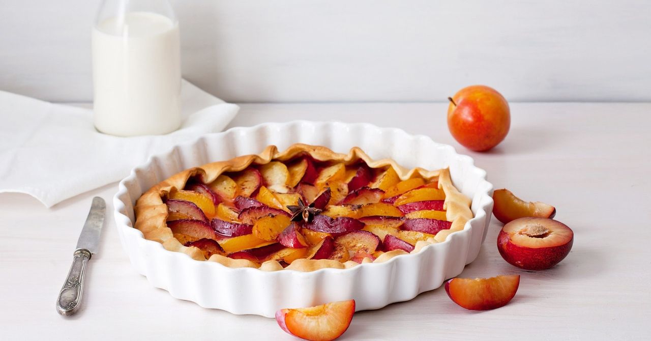 Tarta ze śliwkami i budyniem. Prosty przepis na kruche ciasto