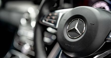 Rzucił butelką po piwie z balkonu na 6. piętrze, trafił w mercedesa. Ogromne straty