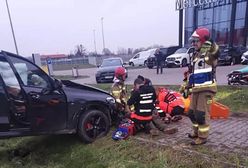 Dramatyczny wypadek. Jeden z samochodów dachował. Trwa akcja ratunkowa