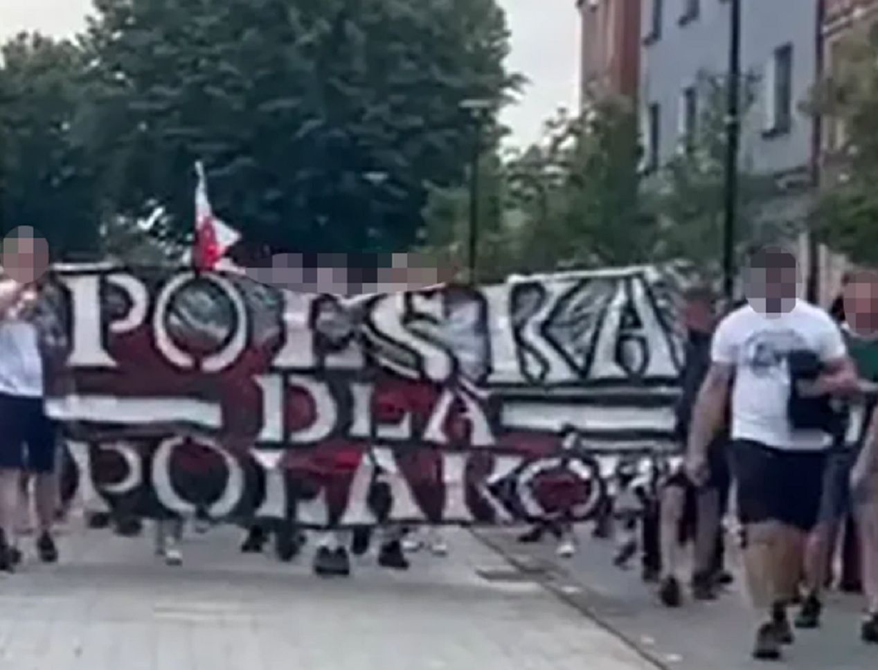 Tunezyjczyk uderzony w głowę zgrzewką wody. Są zarzuty