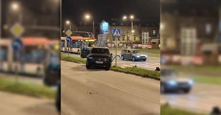 Zderzenie dwóch aut w centrum Lublina. Jeden ściął sygnalizator. Nie działają światła na pobliskich skrzyżowaniach