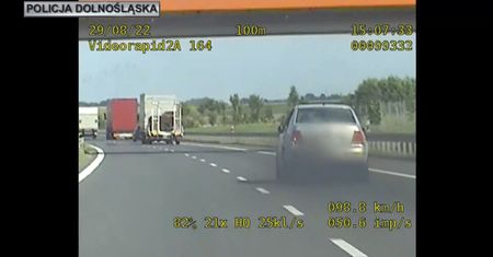 Pijany kierowca próbował taranować radiowóz podczas pościgu. Wszystko nagrała kamera