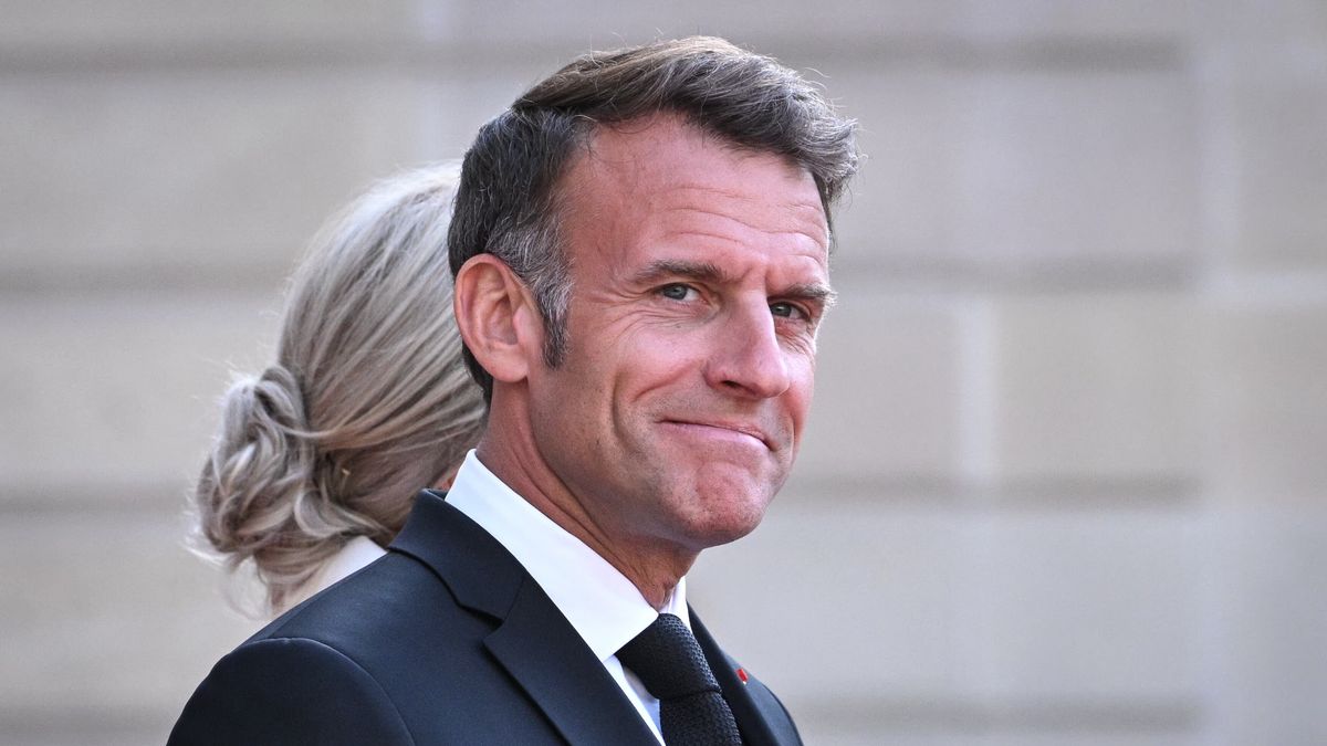 French President Emmanuel Macron (L) and French first lady Brigitte Macron arrive at the Elysee Palace in Paris, France, 20 July 2026, to welcome Gabonese President Brice Oligui Nguema and Gabonese first lady Zita Oligui Nguema for a state dinner during Oligui Nguema?s state visit. EPA/FIRAS ABDULLAH Dostawca: PAP/EPA.