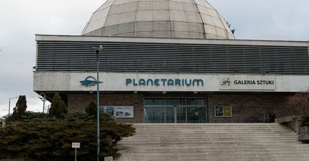 Planetarium wystawiło 2 tys. książek. Szuka nabywcy w całym kraju
