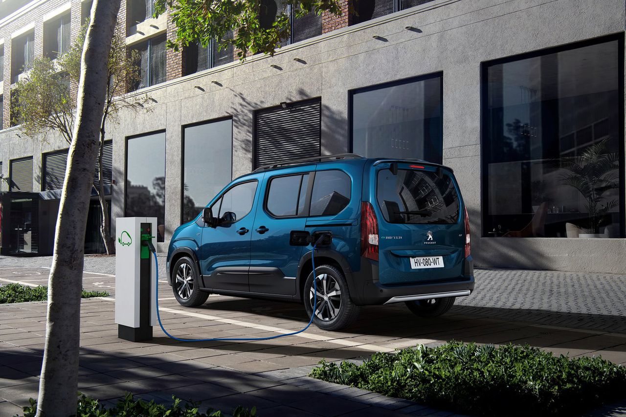 Peugeot e-Rifter wjeżdża do salonów. Ile trzeba zapłacić za elektrycznego kombivana?