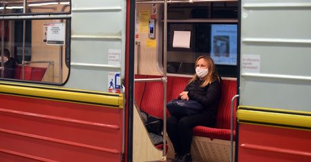 Warszawa. Siwy dym w tunelu metra. Dziesięć stacji zamkniętych