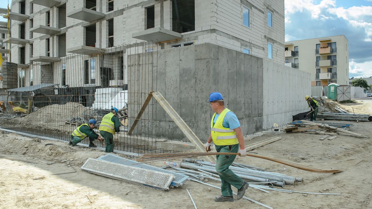 Mieszkanie Plus - budowa
Bia�a Podlaska, 24.08.2017. Budowa mieszka� w programie Mieszkanie Plus, 24 bm. w Bia�ej Podlaskiej. Planowane zako�czenie budowy osiedla to I kwarta� 2018. Pierwsi lokatorzy maja wprowadzi� si� w czerwcu 2018 roku. (wp/awol) PAP/Wojciech Pacewicz
Wojciech Pacewicz
budowa, budowlanka, budowla�cy, budownictwo, firma budowlana, ilustracja, mdruty, metal, Mieszkanie Plus, mieszkaniowe, mieszkani�wka, plac budowy, praca, praca fizyczna, pracownicy, pracownik, robotnicy, robotnik, rynek, zbrojarz, zbrojone, mieszkania, osiedle, blok, bloki