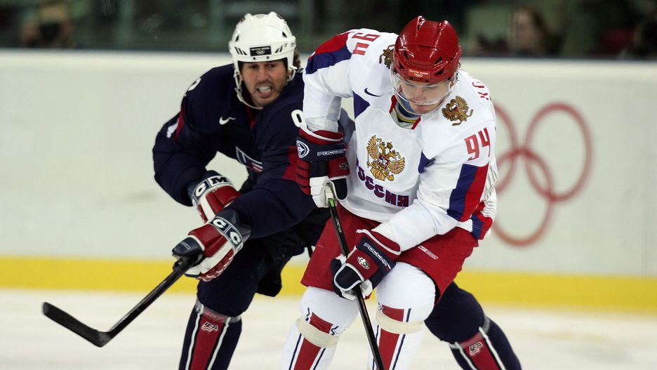 Amerykanin Mike Modano (L) pr�buje zatrzyma� p�dz�cego z kr��kiem Rosjanina Aleksandra Koroljuka (P) podczas olimpijskiego turnieju hokejowego w Turynie. (lsz) PAP/EPA/SRDJAN SUKI
SRDJAN SUKI
Figure Skating