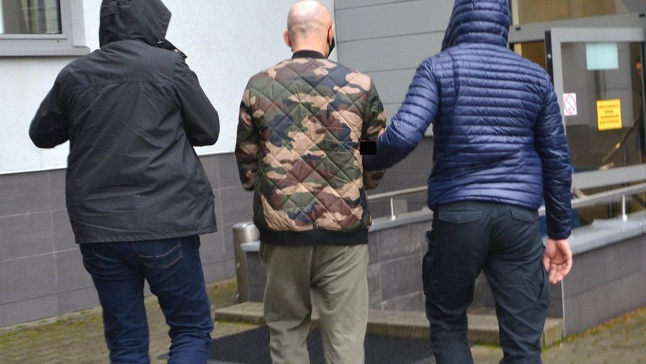 Nowy Sącz. Seniorka wyrzuciła przez okno ponad 20 tys. złotych 
