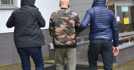 Nowy Sącz. Seniorka wyrzuciła przez okno ponad 20 tys. złotych