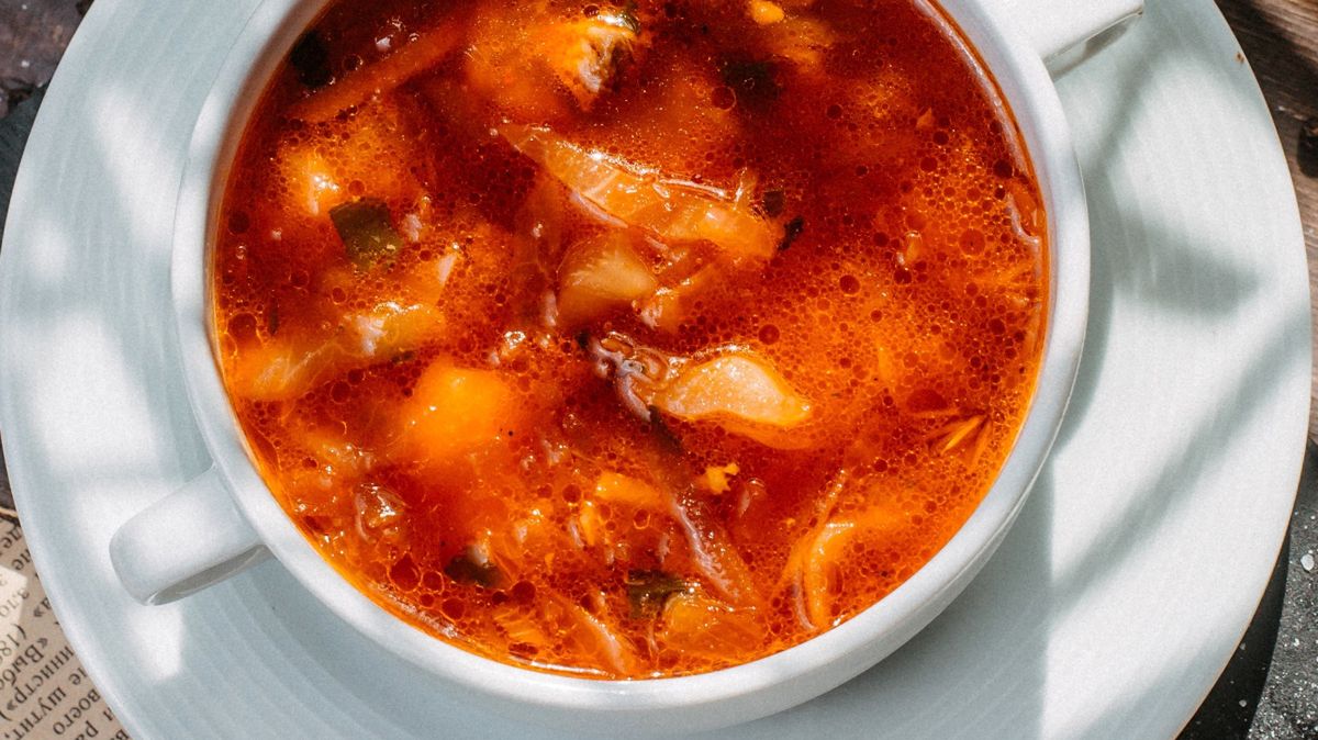 Aromatyczna zupa w białej miseczce