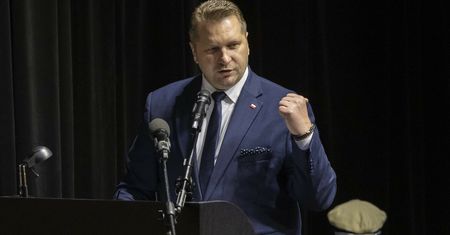 Zima w szkołach i komisarze w niegrzejących samorządach. Przemysław Czarnek dla WP