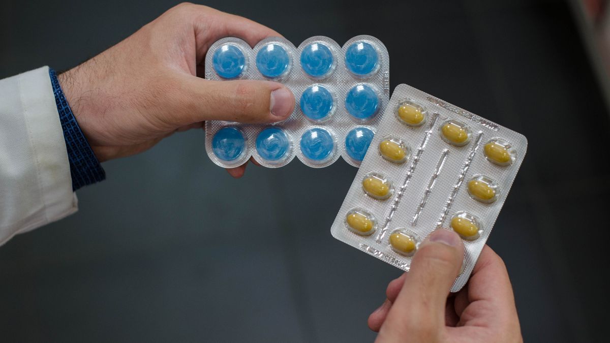 Cough Lozenges. Pills for the disease. The patient is holding medicine in his hands. A pharmacist is selling medicines.
Cough Lozenges. Pills for the disease. The patient is holding medicine in his hands. A pharmacist is selling medicines.
Yaroslav Martseniyk