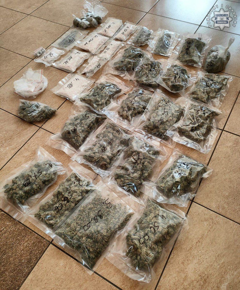 Fot. Policja Jaworzno. Policjanci wypatrzyli dilera na fotelu pasażera