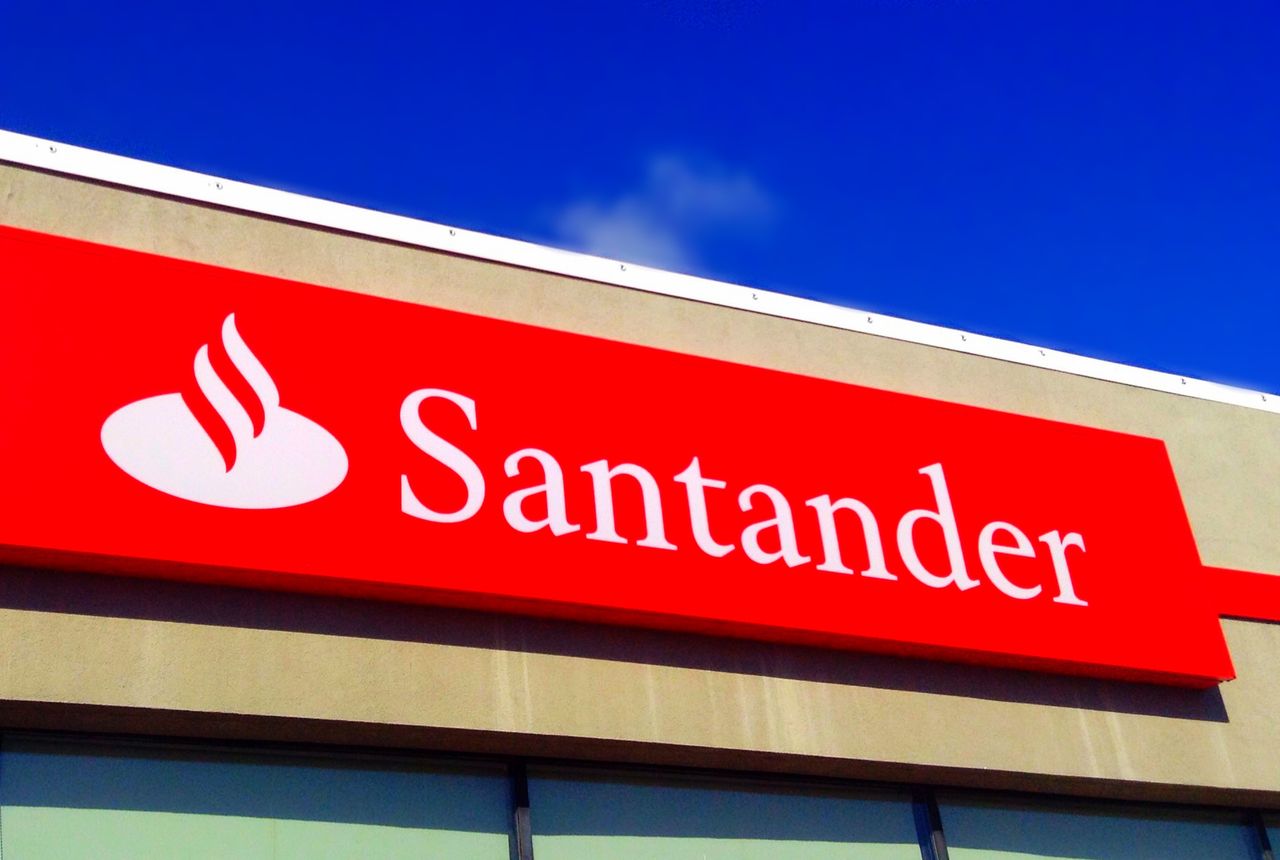 Klienci banku BZ WBK dostali nową aplikację, jest logo Santander Banku i nowy wygląd