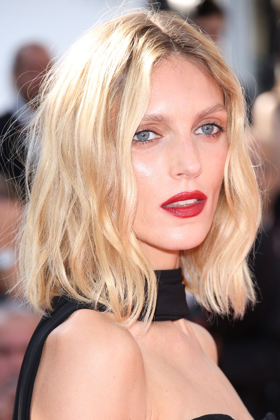 Posągowa Anja Rubik na Festiwalu w Cannes