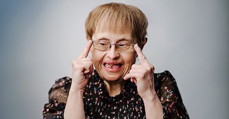 Starsi ludzie z zespołem Downa. Projekt fotograficzny wzrusza do łez
