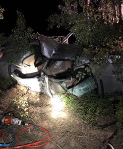 BMW wjechało w drzewo. Pięć młodych osób w szpitalu