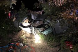 BMW wjechało w drzewo. Pięć młodych osób w szpitalu