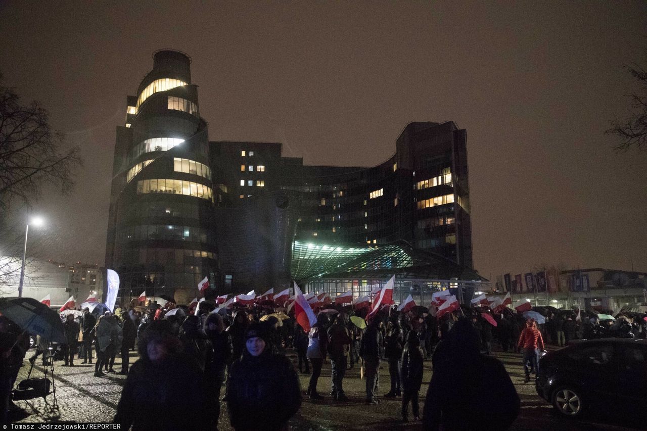 Zmiany w mediach publicznych. Polacy popierają metody nowego rządu?