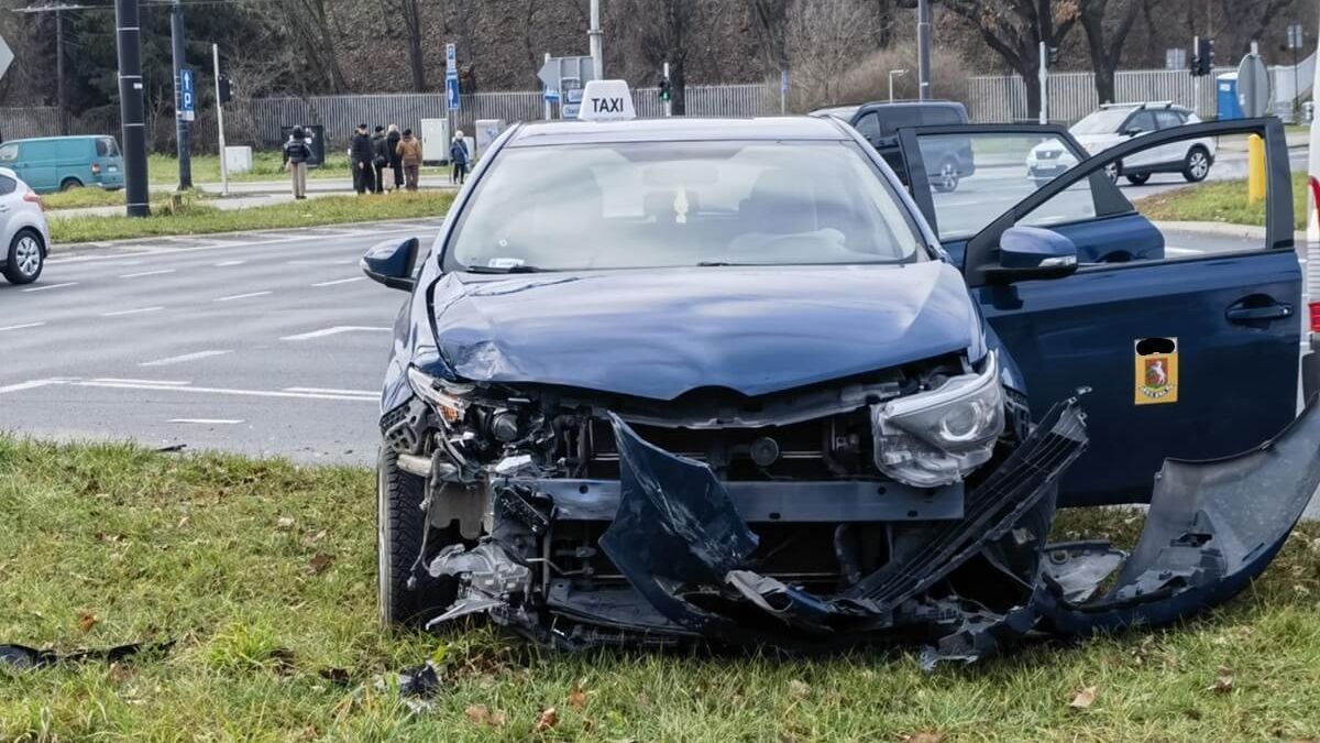 Zderzenie toyoty z fordem na rondzie Dmowskiego