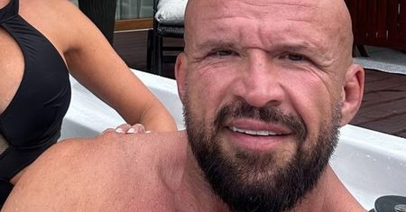 Wrzucił fotkę z jacuzzi. Strój kobiety rzuca się w oczy