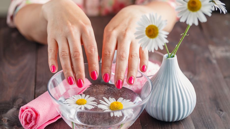 Wiosenny manicure jest teraz prostszy i tańszy