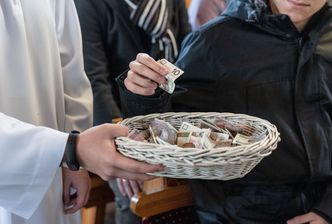 Koniec zbierania na tacę. Proboszcz proponuje wpłaty na konto