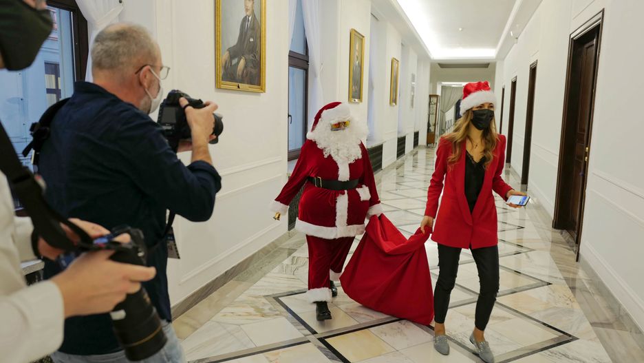 Wicemarszałek Sejmu Małgorzata Gosiewska jako święty Mikołaj 