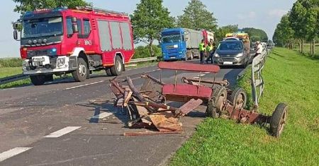Chciał wyprzedzić samochód z prawej strony. Wjechał w furmankę