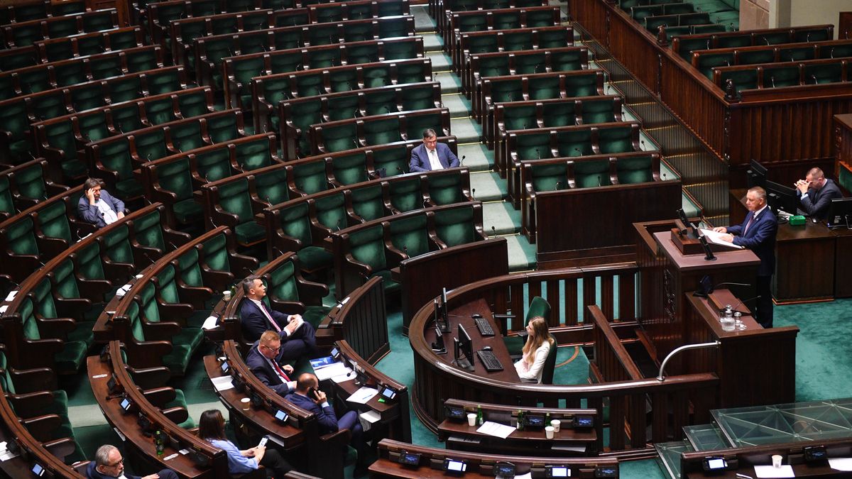 Warszawa, 22.07.2022. Posłowie na sali obrad Sejmu w Warszawie, 22 bm. w trzecim dniu posiedzenia. (ad) PAP/Radek Pietruszka