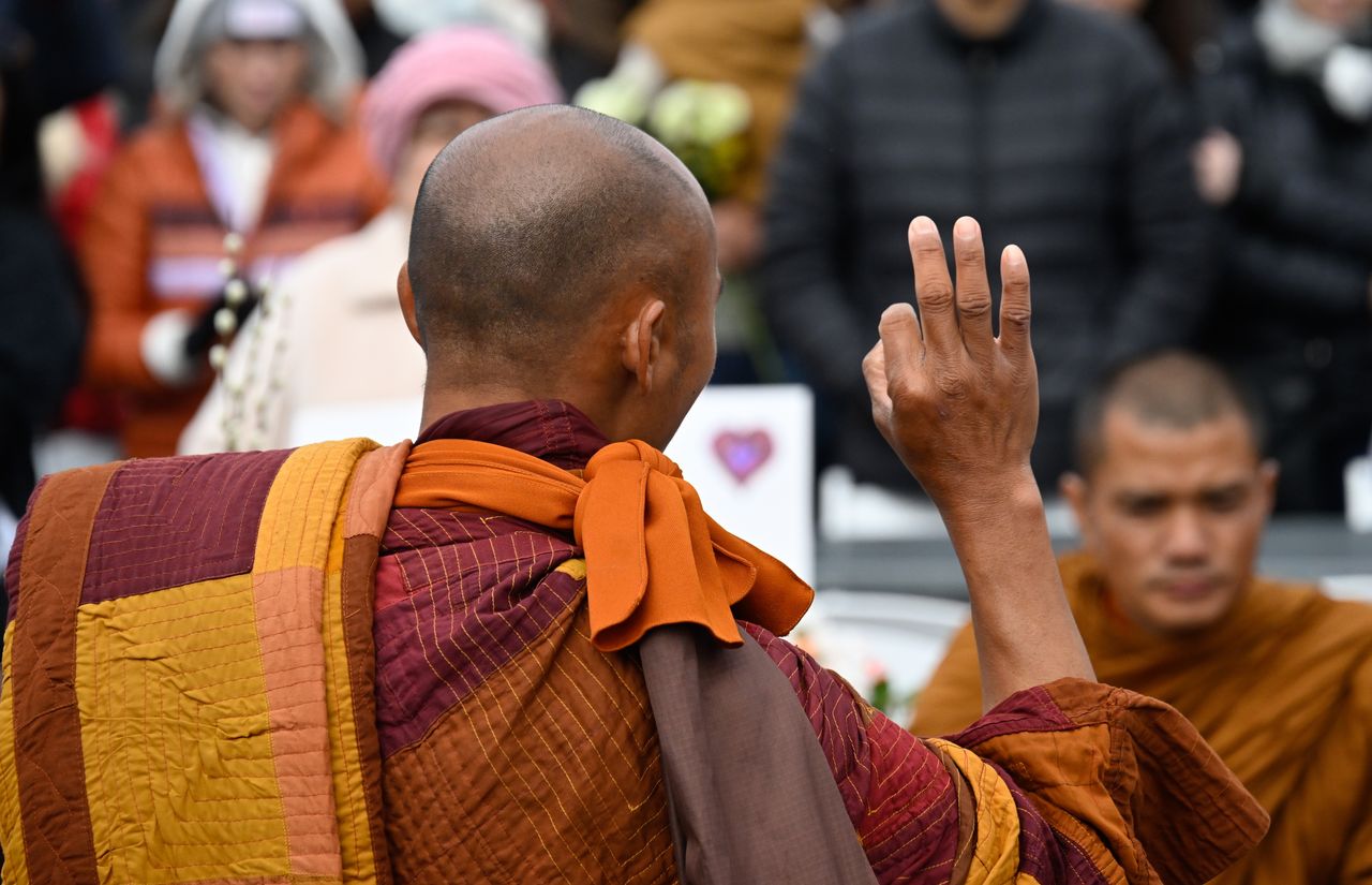 Buddyjscy mnisi zatrzymani na lotnisku. Przemycali 100 kg narkotyków