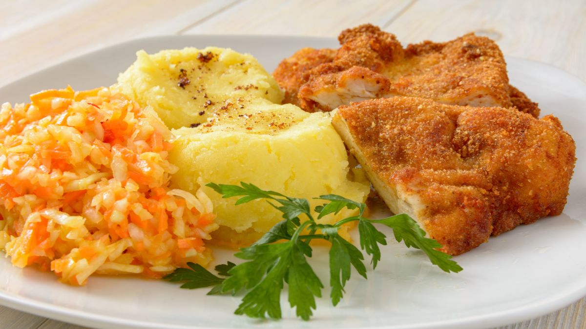 Jaka surówka sprawdzi się do kotleta schabowego?