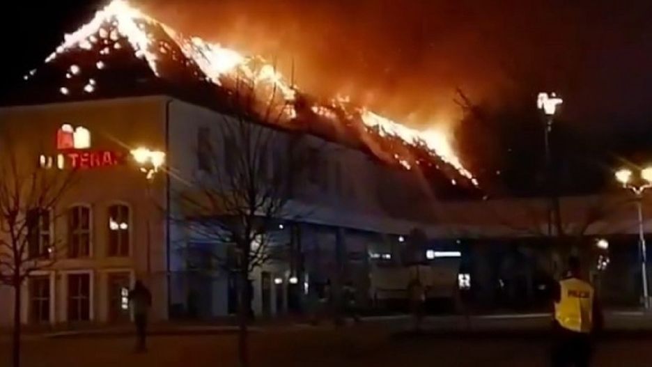 Ełk. Strażacy gasili pożar galerii